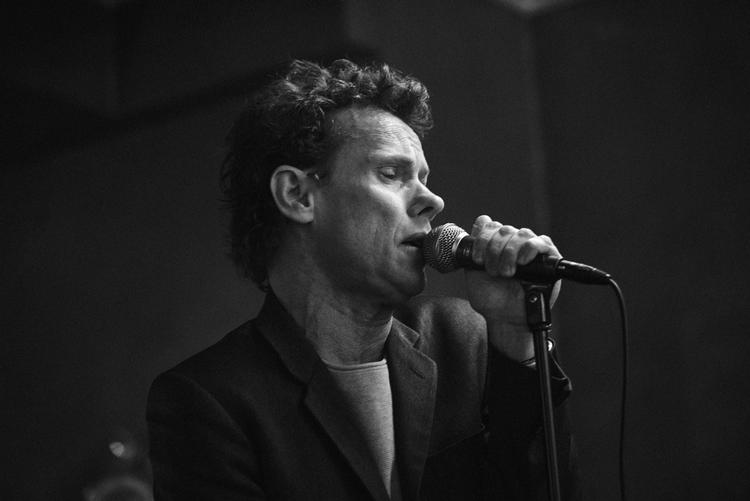 ’Mit dumma jag’ er en jazzplade stemt i længslens blå og blide tonearter. Set-uppet er nostalgisk, men repertoiret er mindre forudsigeligt, end man kunne have forventet. 