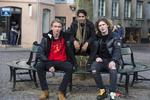 Mikki (tv.), Victor (i midten) og Kim drikker whisky med cola, spiller ’Fifa’ og går i byen i Boltens Gård i DR-serien 'Fuckbois'. Foto Pr-foto, DR