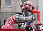 Ved karnevalsoptoget i Düsseldorf havde Martin Schulz anbragt sig i en kødhakker. Teksten spiller på ordene ’Schulz’ og ’Schuld’ – hans egen skyld. 