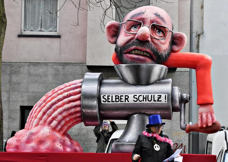 Ved karnevalsoptoget i Düsseldorf havde Martin Schulz anbragt sig i en kødhakker. Teksten spiller på ordene ’Schulz’ og ’Schuld’ – hans egen skyld. 