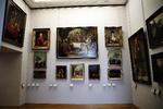 Louvre har i to små sale udstillet 31 malerier ud af de mange stjålne kunstværker, museet stadig er i besiddelse af. 