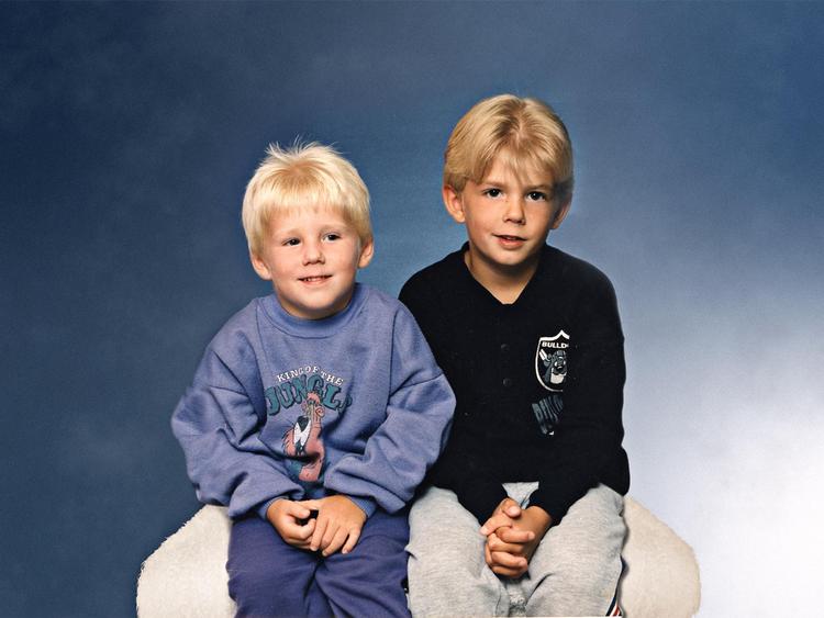 Robin og Christian5 og 7 år gamle, dengang de i 1998 fik skylden for mordet på legekammeraten Kevin. Dan Josefssons dokumentarserie 'Mordet på Kevin' undersøger efterforskningen af den gamle sag. 