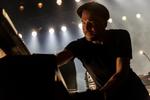 Maskinerne på scenen synes at være vitale organer, som Nils Frahm konstant yder førstehjælp. Og idet han gør dem levende, forvandles han selv til maskine. 