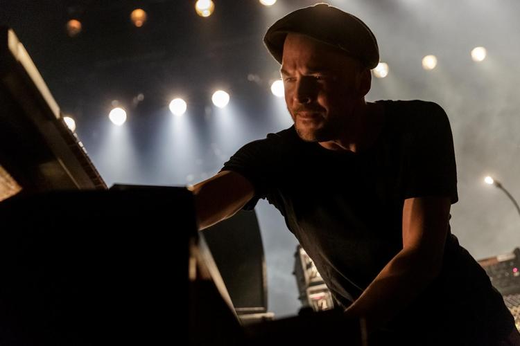 Maskinerne på scenen synes at være vitale organer, som Nils Frahm konstant yder førstehjælp. Og idet han gør dem levende, forvandles han selv til maskine. 