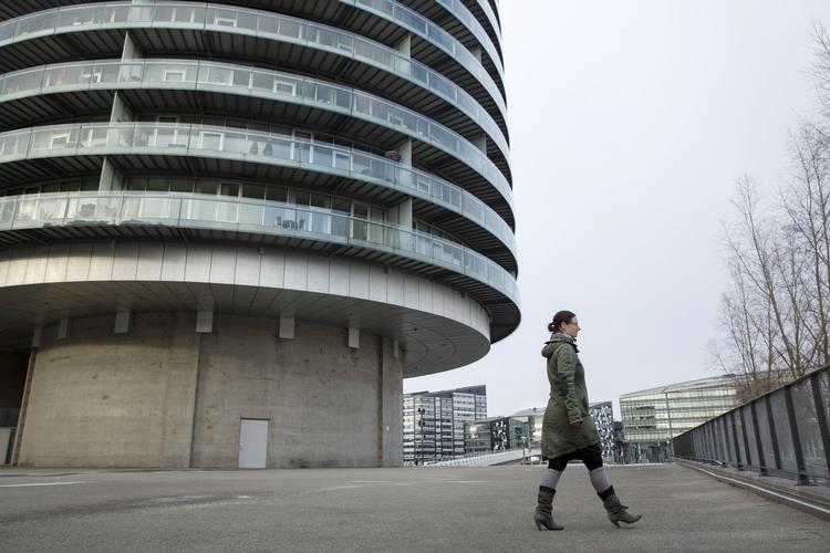 I mange år har der været stort fokus på problemerne i almene byggerier som Urbanplanen på Amager. Ghettoer bliver bebyggelserne ofte kaldt. Men for teknik- og miljøborgmester Ninna Hedeager Olsen er der på mange måder meget mere ghetto over et rigt område som Havnestaden. Her bor folk meget mere isoleret fra omverdenen end i de almene boligområder, mener hun. 