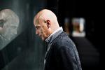 Amerikanske Daniel Mendelsohn er født 1960 og oprindelig akademisk uddannet med speciale i de græske tragedier. Han har tidligere bl.a. skrevet om familiemedlemmer, der døde i nazisternes koncentrations-lejre. 