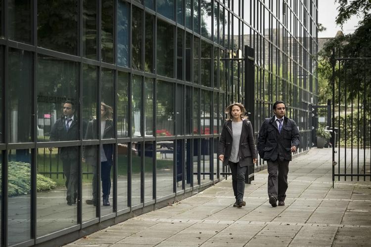 Nicola Walker som Cassie Stuart og Sanjeev Bhaskar som Sunil ’Sunny’ Khan i serien ’Unforgotten’. 