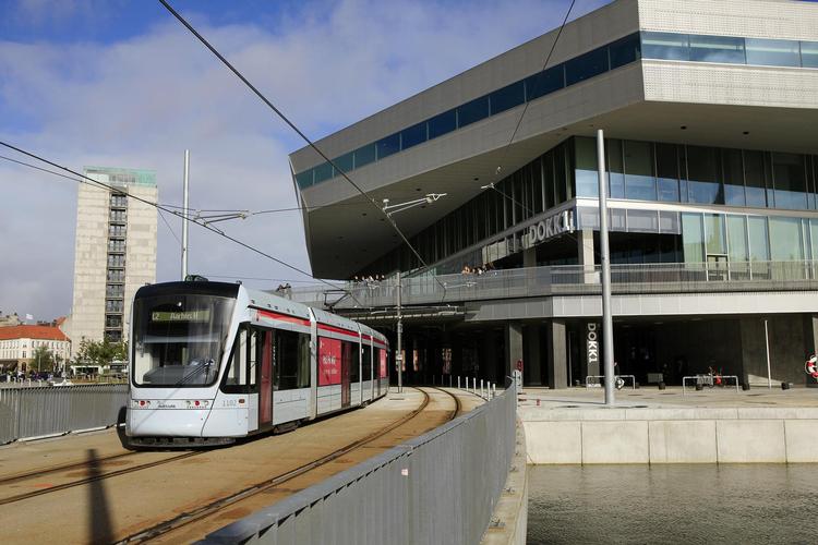 Letbanen ses her foran Dokk1 i Aarhus. Det er et stykke bydesign, der giver byen et praktisk og æstetisk løft.  
