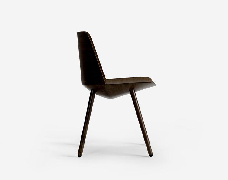 Det svenske møbelfirma Offecct bad japanske Jin Kuramoto om at designe en stol til dem i hørfiber. Det havde han ikke prøvet før, men resultatet blev så godt, at stolen har vundet titlen som årets bedste produkt på den store møbelmesse i Stockholm. 