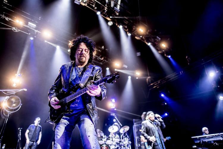 Det skortede ikke på guitarsoloer fra guitarist Steve Lukather. 