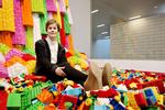 Helle Skovbjerg er Danmarks første professor i leg. Hun besøger Lego House i Billund, hvor hun fortæller om leg.
 Astrid Dalum