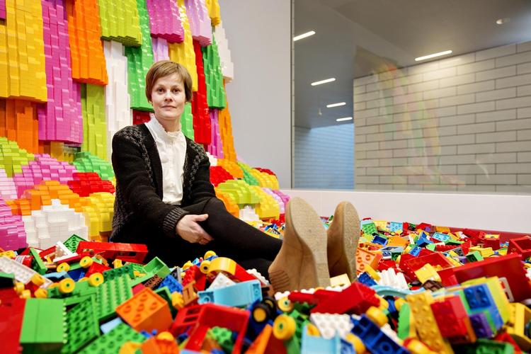 Helle Skovbjerg er Danmarks første professor i leg. Hun besøger Lego House i Billund, hvor hun fortæller om leg.
 Astrid Dalum