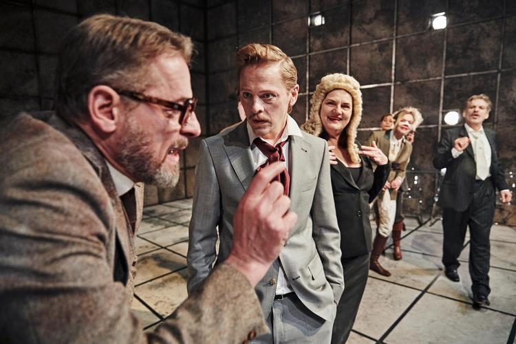 Her har alle samme mål: at rage til sig og redde egen røv, som Mikael Birkkjær (tv.) udmønter det over for Thure Lindhardt (i midten) og Tina Gylling Mortensen (bagved). Büro Jantzen