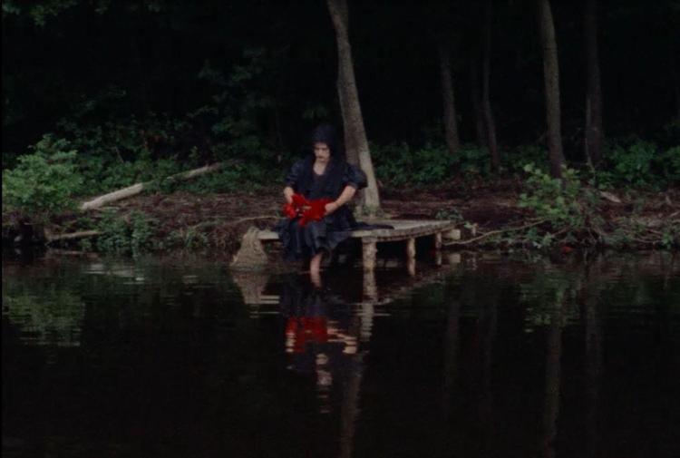 I kunstfilmen, der er fra 1972, ser vi kunstneren selv sidde på en bådebro med et barn. Så klippes der, og kvinden er i mørk dragt med et dystert, hvidmalet ansigt. I en anden scene giver en gravid kvinde sig til at amme en såret soldat. Sasha Carlson