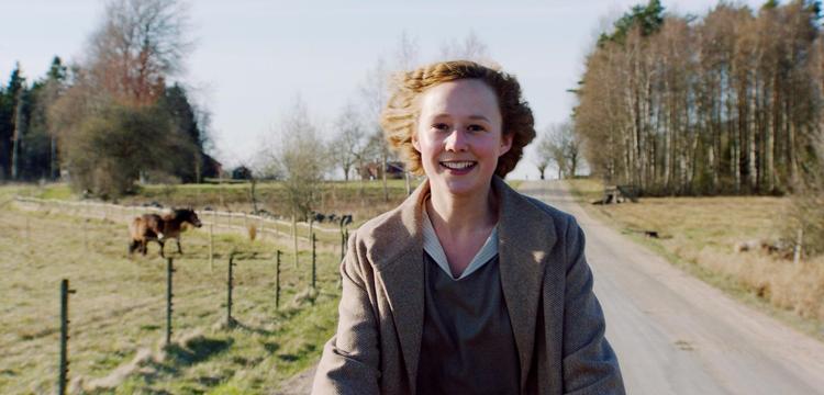 Danske Alba August har rollen som den unge Astrid Lindgren i filmen 'Unge Astrid', der nu møder kritik fra Lindgrens 84-årige datter. Erik Molberg Hansen