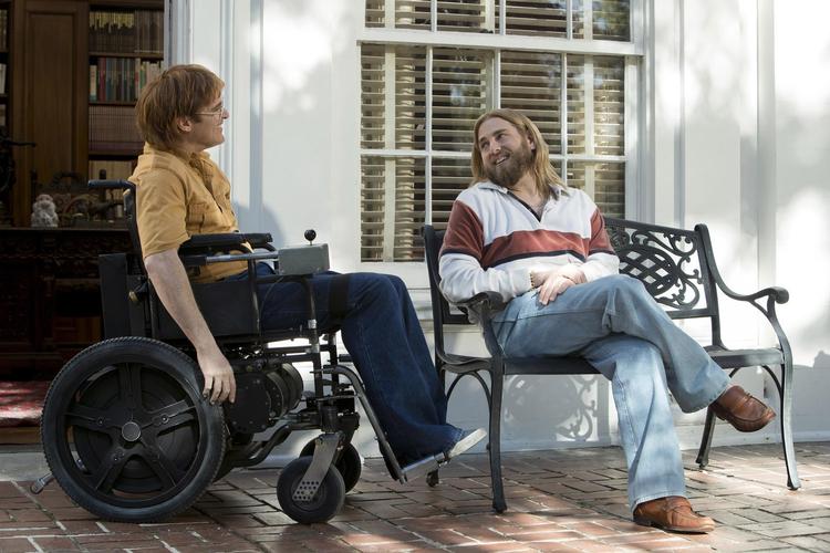 John Callahan (Joaquin Phoenix) i rullestolen taler med sin mentor Donnie (Jonah Hill) i Gus van Sants eminente 'Don't Worry He Won't Get Far on Foot'. Scott Patrick Green