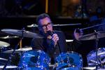 Fred Armisen er imponerende dygtig bag trommerne – det er han i øvrigt også som komiker. Pr-foto: Netflix