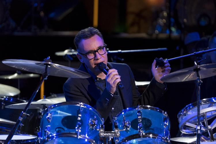Fred Armisen er imponerende dygtig bag trommerne – det er han i øvrigt også som komiker. Pr-foto: Netflix
