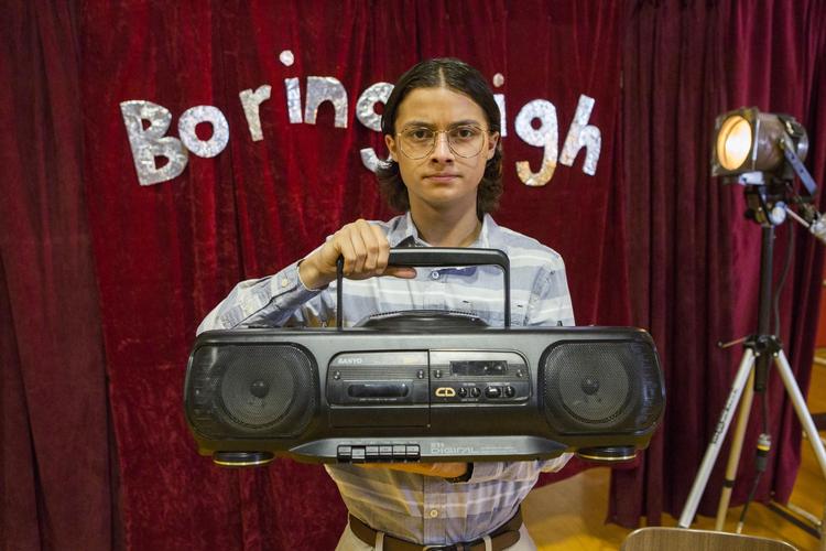 High school-serien ’Everything sucks’ er præget af utrolig dårlig repliklevering. netflix