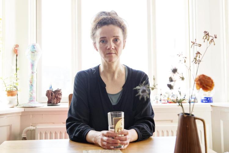 Ursula Andkjær Olsen er nomineret til Politikens Litteraturpris 2017 for sin første roman 'Krisehæfterne'. Før det har hun udgivet adskillige digtsamlinger. Hun er født 1970 i København. Cand.mag. i musikvidenskab og filosofi. Uddannet fra Forfatterskolen.  Jacob Ehrbahn