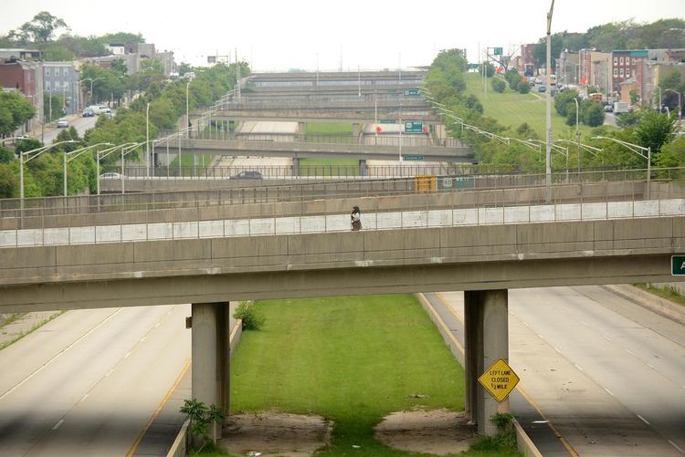 Den ’hvide’ motorvej ’Road To Nowhere’ gennem West Baltimore har ingen tilslutninger i det sorte boligkvarter, den er ført igennem. Maximilian Franz