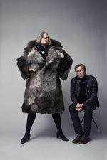 Seniorkorrespondent Kirsten Birgit Schiøtz Kretz Hørsholm er sammen med redaktør Rasmus Bruun fra Den Korte Radioavis klar med et satireshow. Seth Nicolas