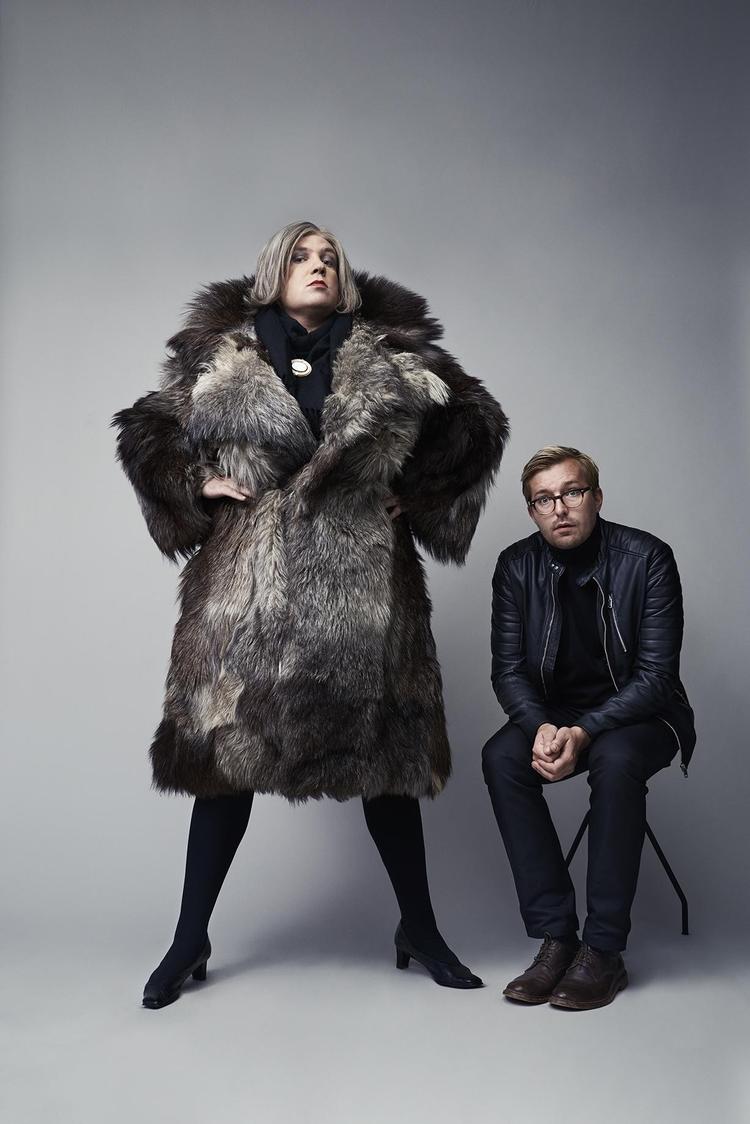 Seniorkorrespondent Kirsten Birgit Schiøtz Kretz Hørsholm er sammen med redaktør Rasmus Bruun fra Den Korte Radioavis klar med et satireshow. Seth Nicolas