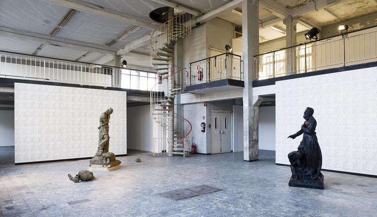 I Antwerpen lader Ibrahim Mahama to versioner af skulpturen 'Fader de Deken' gå i dialog. Mark Rietvald