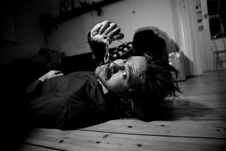 Sven Vinge fandt sin fars dagbogsnotater og over 30 timers lydoptagelser og telefonsamtaler. Det inspirerede ham til at lave en spillefilm om sin alkoholiske far. En film, der undervejs ændrede format, fordi vreden forsvandt. Finn Frandsen