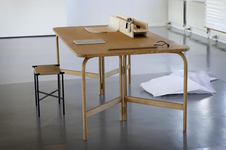 Halstrøms elegante arbejdsbord, ’Aldus’ som både er elegant, funktionelt og uhøjtideligt.  Foto Jens Dresling 
