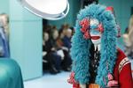Flere af modens topdesignere har præsenteret spraglede strikkede elefanthuer på modeugernes catwalks. Her er det Guccis bud på hovedpynt under modeugen i Milano. 
