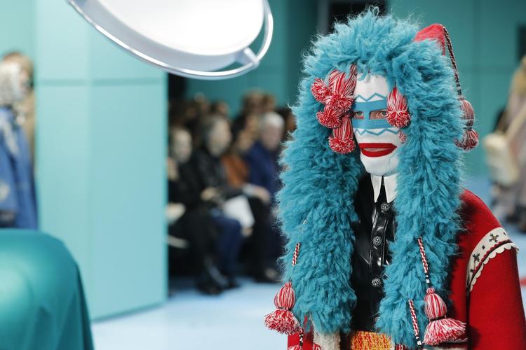 Flere af modens topdesignere har præsenteret spraglede strikkede elefanthuer på modeugernes catwalks. Her er det Guccis bud på hovedpynt under modeugen i Milano. 