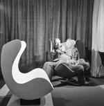 Arne Jacobsens Æg blev oprindelig tegnet i 1958 til SAS-hotellet i København. Senere blev det en af de mest hypede møbelklassikere på linje med Finn Juhls sofa Poeten, Wegners Y-stol og Poul Kjærholms lænestol PK22. Her sidder arkitekten og designeren selv i et eksemplar af stolen.
 Erik Petersen