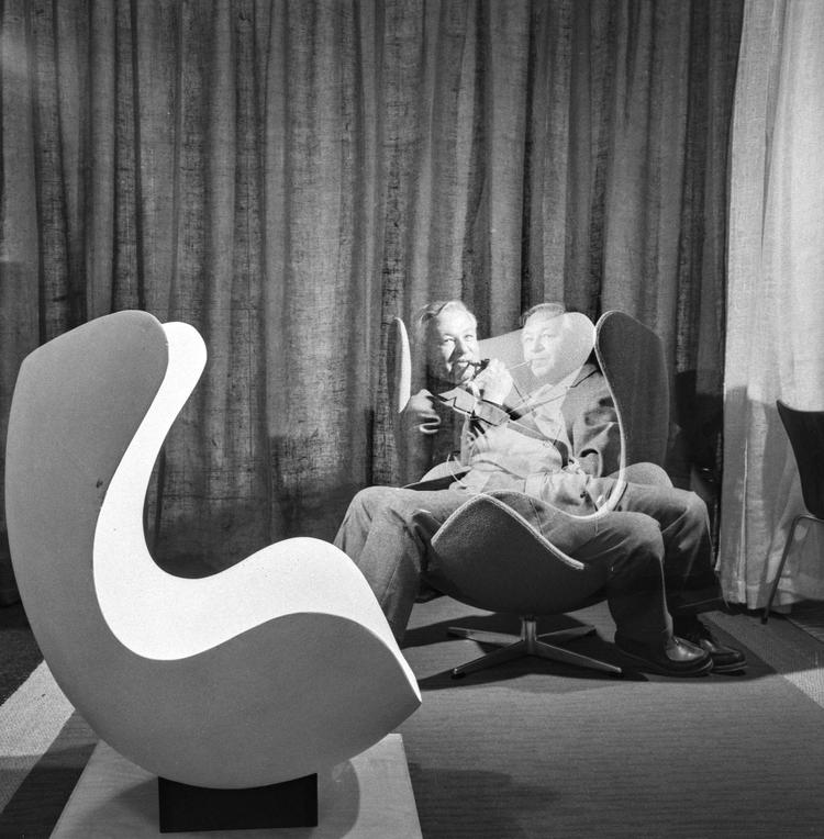 Arne Jacobsens Æg blev oprindelig tegnet i 1958 til SAS-hotellet i København. Senere blev det en af de mest hypede møbelklassikere på linje med Finn Juhls sofa Poeten, Wegners Y-stol og Poul Kjærholms lænestol PK22. Her sidder arkitekten og designeren selv i et eksemplar af stolen.
 Erik Petersen