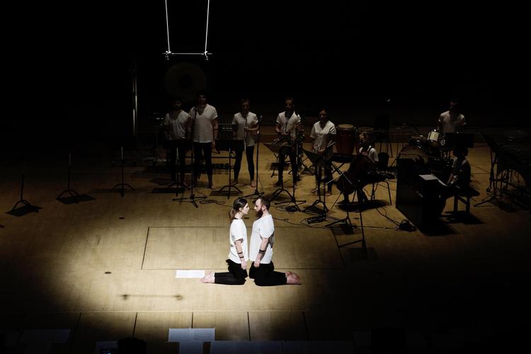 James Black og en kvindelig musiker uropfører hans værk ’This piece will improve your life’, hvor de monotont messer og vrænger »I love my baby, and he loves me«, til de er nede på knæ. 