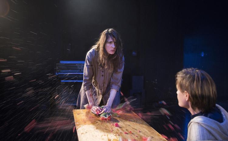 Ud over femidramaet på Husets Teater (her Charlotte Munck og Marina Bouras) har også Republique fra på lørdag et nutidskrigerisk bud på Jeanne d’Arc, senere følger ’Grab Them by the Pussy’ på Teater Katapult i Aarhus. Bjarne Stæhr