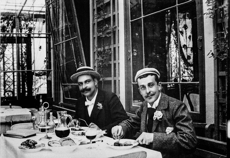 De to frokost-gentlemen har blomster i knaphullet og overskægget i orden. Billedet er fra Mikkel Venborg Pedersens ’Den perfekte gentleman’, der udkommer 20. marts. fra bogen / Nationalmuseets arkiv