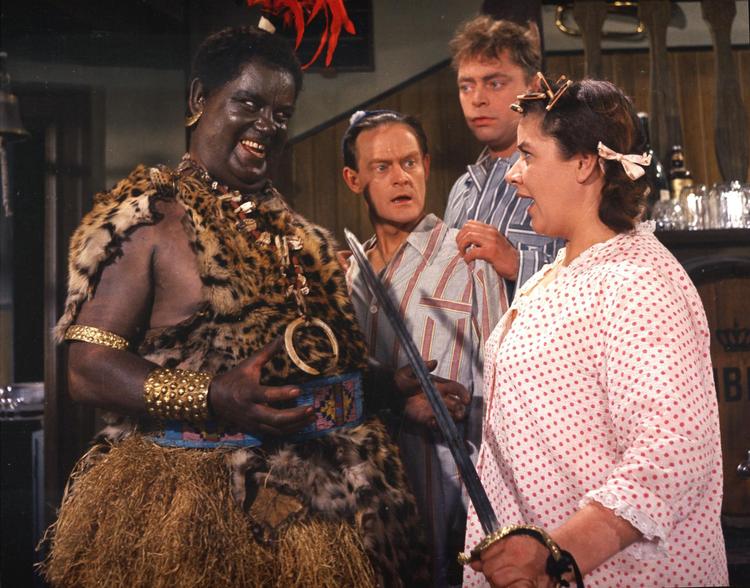 Tegneserier viser sorte mænd med hvide tænder, bøger fremstiller primitive hottentotter, og her er det skuespiller Karl Stegger som datidens sortsværtede bud på en neger, som det hed dengang. Fra filmen ’Styrmand Karlsen’ (1958). DR