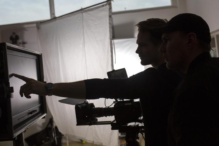 Også reklamespots til sociale medier skal rumme fortællinger, og her har Filmby Aarhus sin styrke, mener filmfotograf Frederik Høegh-Guldberg og instruktør Casper Lind – her i gang med lys og billede inden optagelse. Andreas Haubjerg