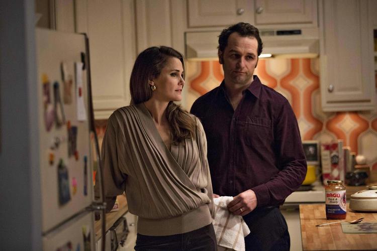 De udadtil så ærkeamerikanske Jennings (spillet af Keri Russel tv. og Matthew Rhys th.) er hemmelige agenter for Sovjetunionen. Patrick Harbron