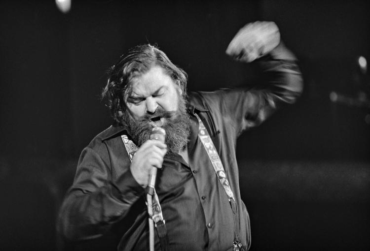 John Mogensen underholdt en søndag i marts 1974 en fyldt Tivoli Koncertsal med en stor koncert i to afdelinger. Koncerten skulle have indledt en ny æra, hvor John Mogensen ikke rejste til markeder, byfester og omrejsende tivolier uge efter uge men, begrænsede sig til en snes stort opsatte solokoncerter årligt. Men der blev aldrig sat en koncert som den i Tivoli op igen. Allerede et par måneder efter var Mogensen tilbage i rakkerlivet på blokvognsscenerne. Erik Gleie