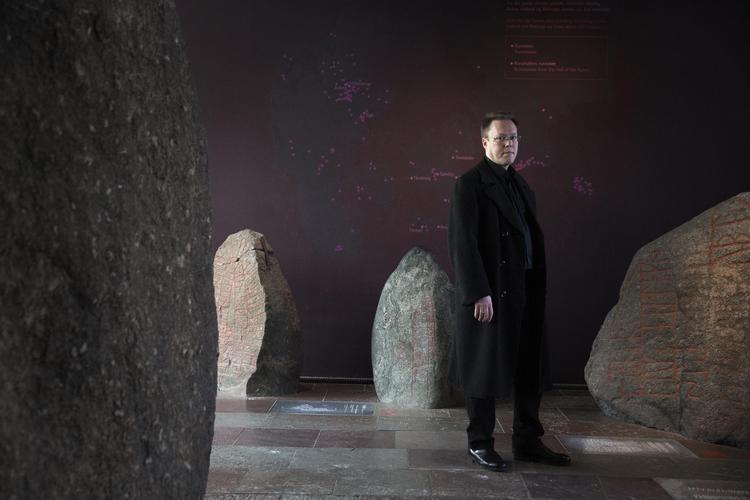 Selv om en del af kildematerialet fra vikingetiden er hugget i sten, er der meget, vi ikke ved. Lasse Holm har valgt at se det som en fordel, fordi det giver mere rum til forfatteren. Louise Herrche Serup