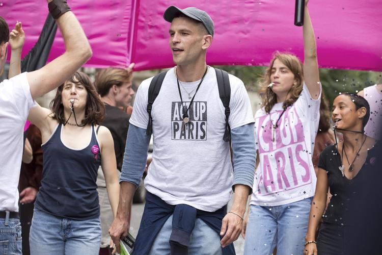 Bøsser og lesbiske, smittede og raske, demonstrerer i de parisiske gader for at tilskynde til forstærket kamp imod aids. Camera Film