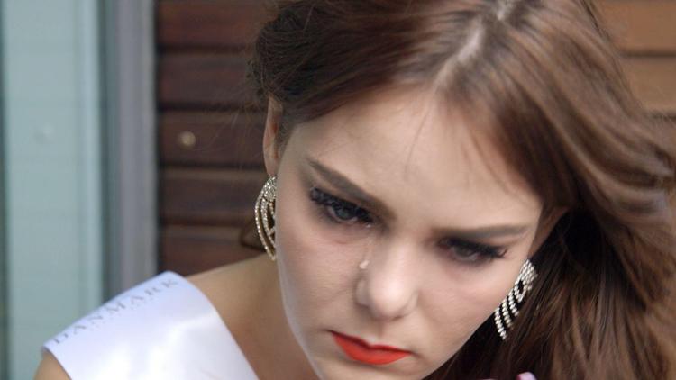 'Miss Perfect' skildrer en skønhedskonkurrence, der ikke interesserer sig for deltagernes naturlige skønhed og individualitet. Programmet har i sin form alt for meget makeup på. DR Ung