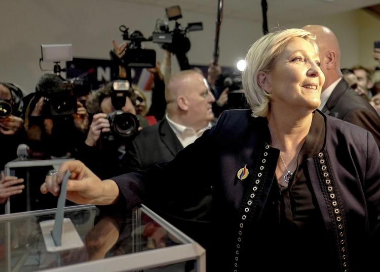 Partileder Marine Le Pen vil forny Front National og også ændre partiets navn. »Det er måske Marine og ikke det gode, gamle navn, der er problemet«, sagde et medlem til Politiken i køen ved garderoben i kongres-centret i Lille. Michel Spingler/AP