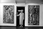 Peggy Guggenheim poserer i sit venetianske palads mellem tidlige malerier af den amerikanske kunstner Jackson Pollock. Arkivfoto Jerry T. Mosey/AP