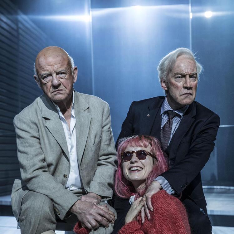 Henning Jensen (t.v.) spiller sin navnebror Henning Larsen, mens Søren Sætter-Lassen er Mærsk McKinney-Møller. Mellem dem ses Amanda Collin som mægleren.    Natascha Thiara Rydvald