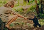 Jane Goodall med den lille chimpanse Flint, som var så tæt knyttet til sin mor, Flo, at da hun døde, holdt han op med at spise og døde få uger senere. National Geographic Creative/Hugo van Lawick
