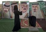 Over de næste 10 år skrues der op for kunst og kultur i Saudi-Arabien. Her fotograferer en gæst på en kunstfestival i byen Jeddah malerier af kongefamilien. 
