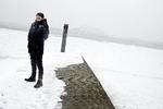 Da Simon Lereng Wilmont mødte 10-årige Oleg første gang, spurgte han, hvordan det føles, når man bliver bange. »Hvis du kan forestille dig, at nogen tager en iskold hånd ind i dit bryst og begynder at klemme om dit hjerte. Og hver gang du hører en eksplosion, klemmer den lidt hårdere«, svarede drengen. Martin Lehmann